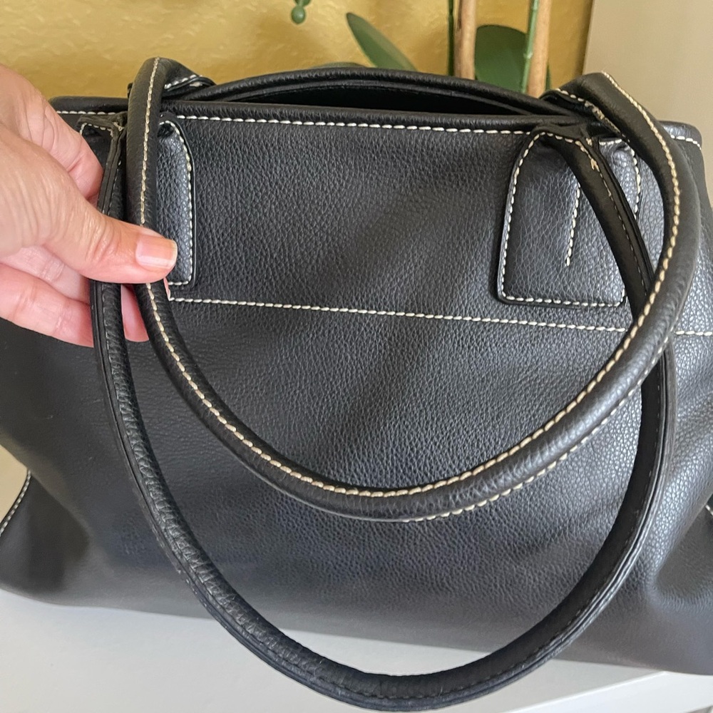 Elegant Black Tod's Leather Handbag - Picture 5 of 12